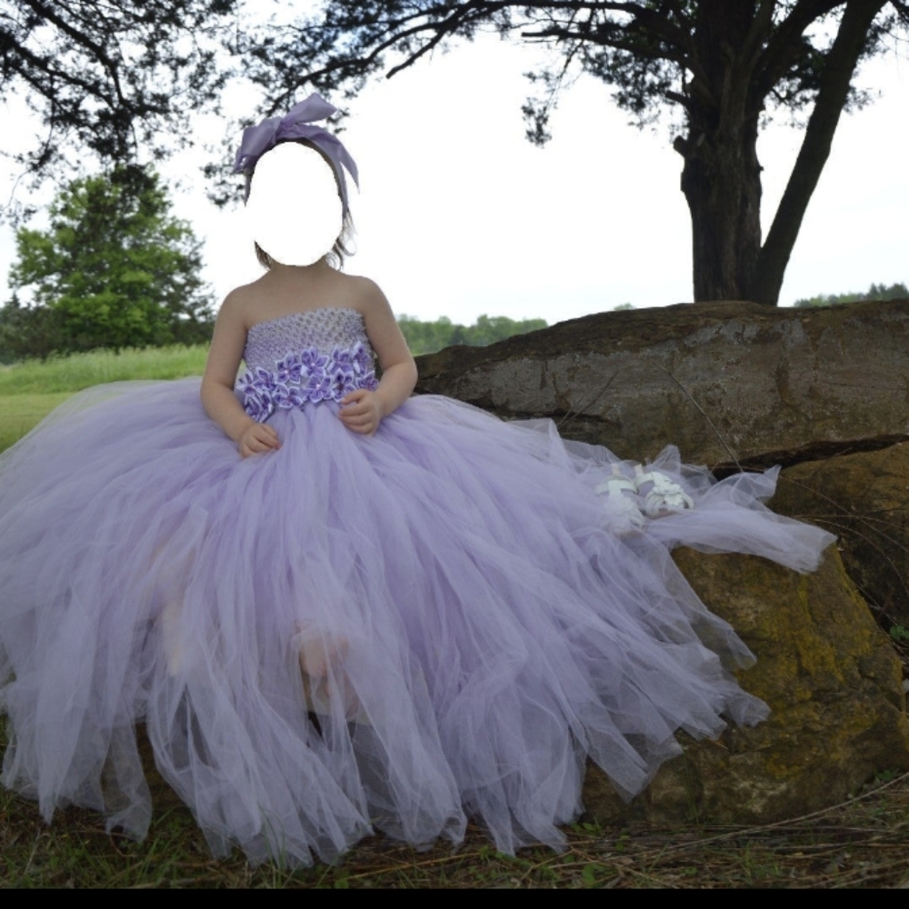 Little girls flower girl dress. Lavender and white size 3-5